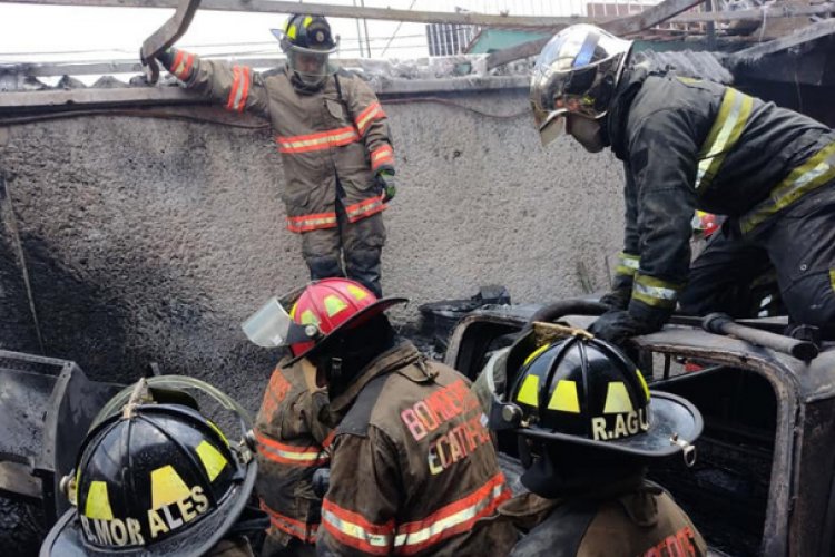 Bomberos abaten incendio en taller mecánico en Ecatepec