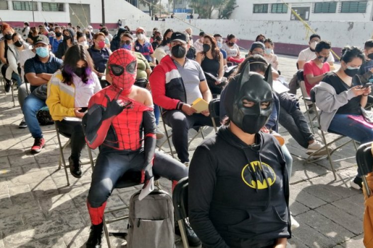 Tiburones, superhéroes y dinosaurios acuden a recibir vacuna en Neza
