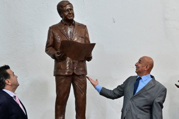 Fanáticos de AMLO develan estatua de bronce en su honor en Coyoacán