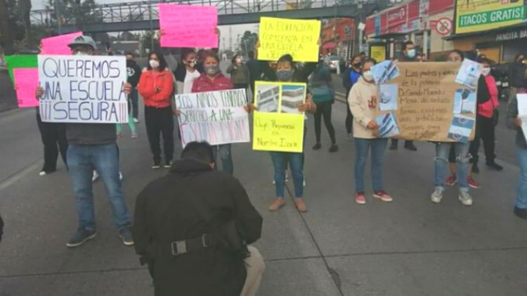 Padres de familia cierran la México-Toluca; exigen instalaciones seguras