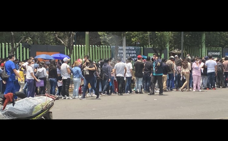 Entre disfraces y caos transcurre jornada de vacunación en Xochimilco
