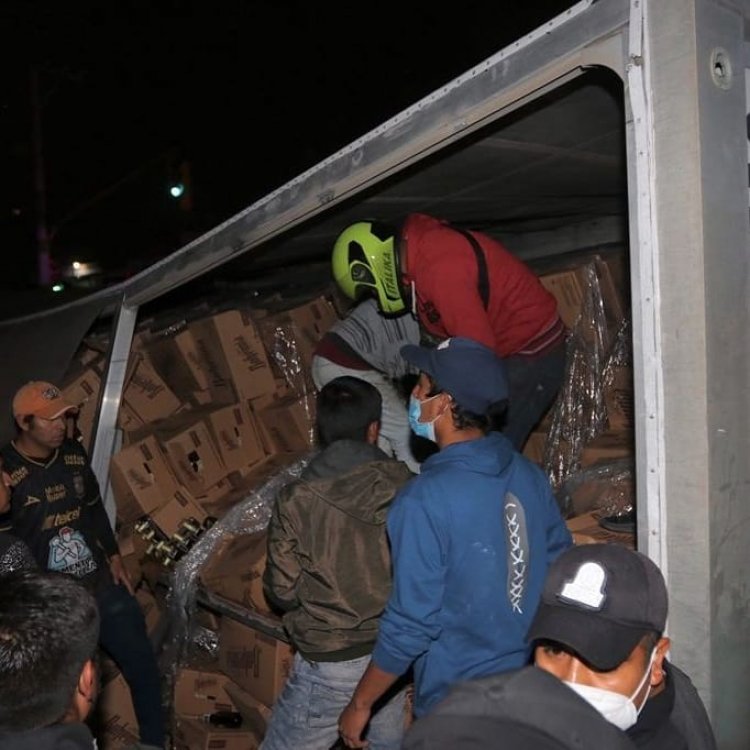 Vecinos de Toluca rapiñan tráiler de cerveza volcado