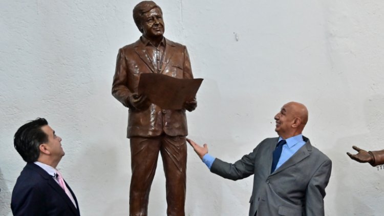 Fanáticos de AMLO develan estatua de bronce en su honor en Coyoacán