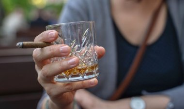 Ahogando las penas en alcohol; aumenta consumo durante la pandemia