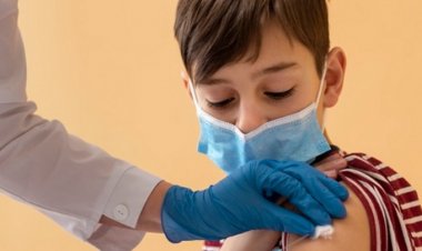 Ocho menores amparados reciben vacuna anticovid en Nuevo León