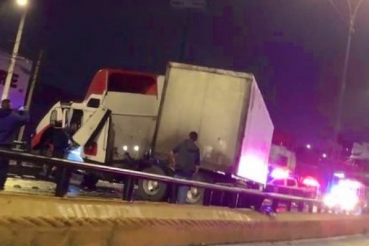 Accidente de tráiler en la vía López Portillo provoca suspensión de Mexibús