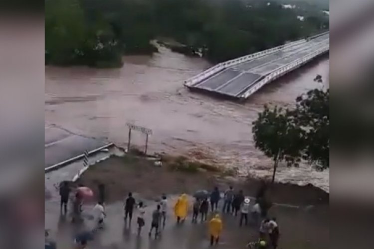 Captan momento en el que se desplomó el puente ´El Quelite´ en Sinaloa