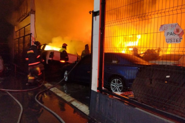 Arde en llamas agencia de vehículos en Niños Héroes, Tlalnepantla