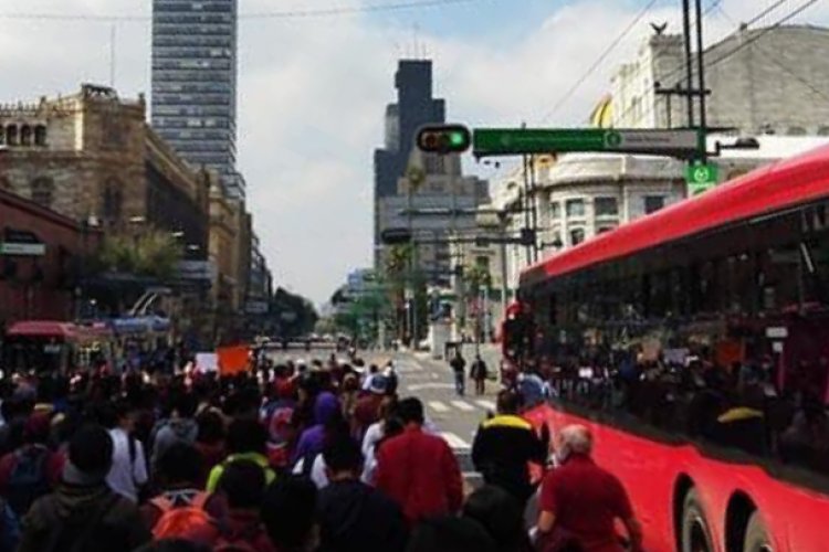 Estudiantes del IPN realizan marcha contra privatización de la institución