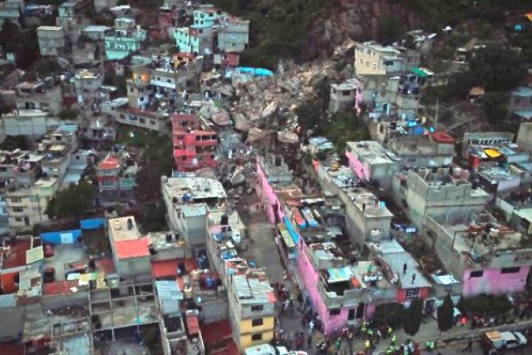 AMLO promete casas a familias de Tlalnepantla