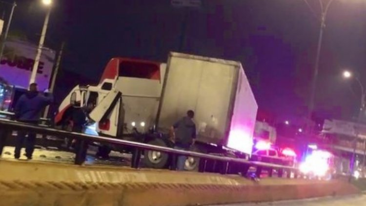 Accidente de tráiler en la vía López Portillo provoca suspensión de Mexibús