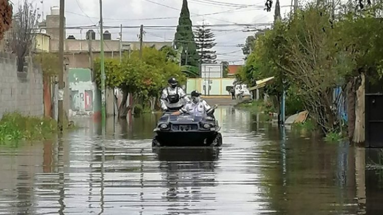 Cientos de familias quedan atrapadas por inundaciones en Chalco