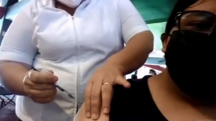 Enfermera finge vacunar a joven en Veracruz por cansancio