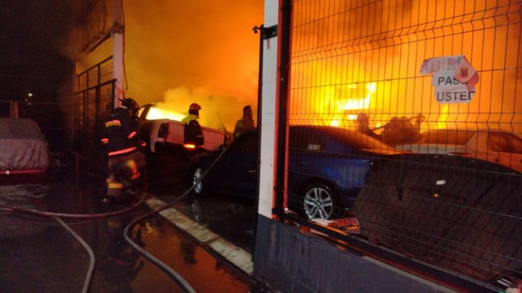 Arde en llamas agencia de vehículos en Niños Héroes, Tlalnepantla