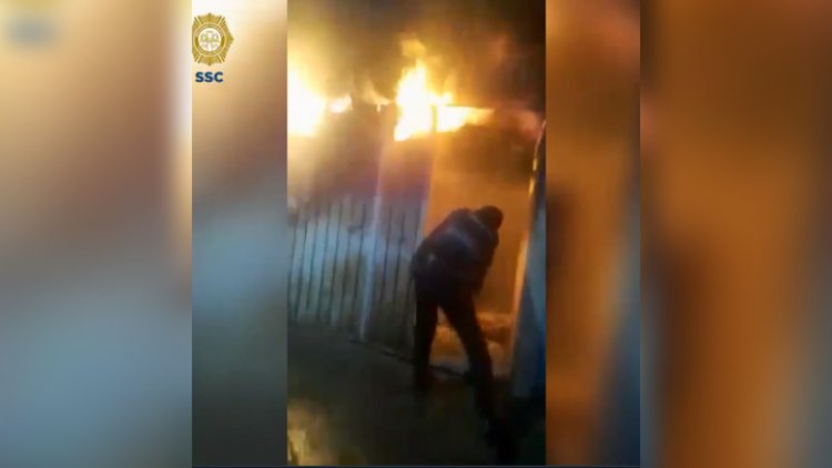 Rescatan a dos abuelitos de incendio en Álvaro Obregón