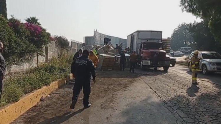 Vuelca tráiler en la México-Texcoco