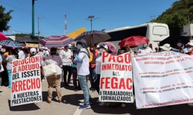 Protestan maestros y personal sanitario en Gro.