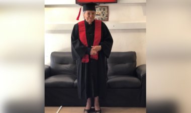 ¡Todo un orgullo! Mujer se gradúa a sus 93 años