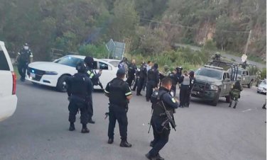 Policías se refugian en iglesia por disparos en Coatepec