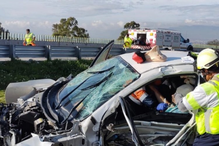 Auto se estrella contra muro en la México-Puebla