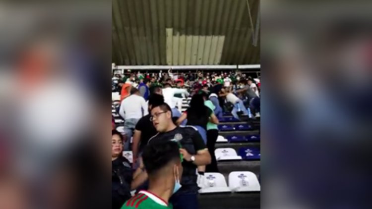Se desata lucha campal en el Estadio Azteca