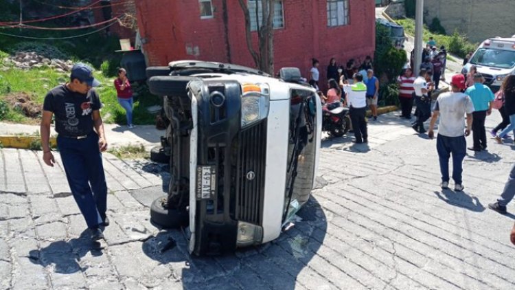 Transporte escolar vuelca en Tlalnepantla