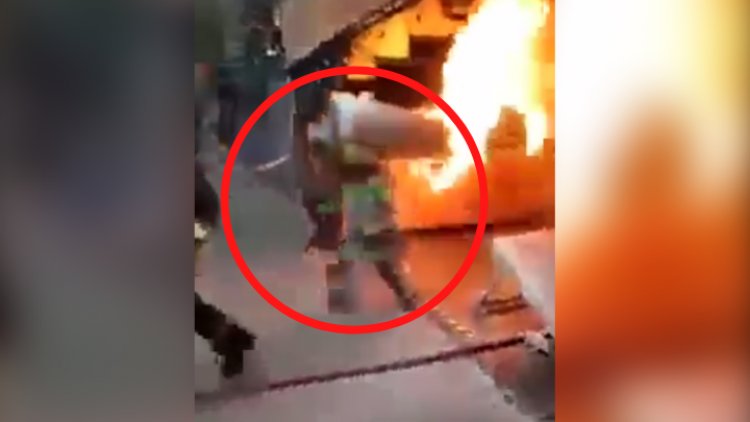 ¡Héroe! Bombero carga tanque de gas en llamas