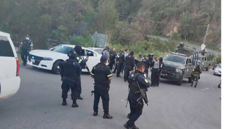 Policías se refugian en iglesia por disparos en Coatepec