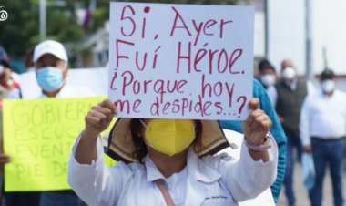 Personal médico de Oaxaca protesta en palacio nacional
