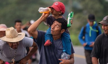 Caravana migrante llega a Sayula, Veracruz