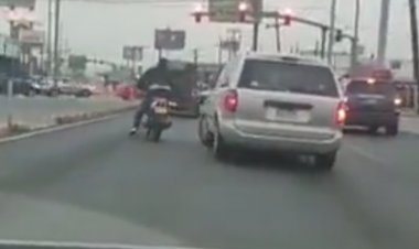 Conductor arrolla a motociclista en Monterrey