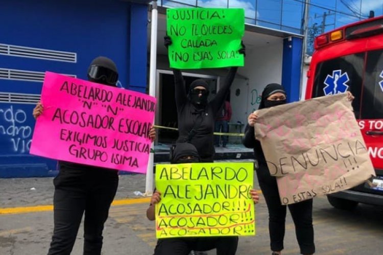 Feministas protestan en Toluca por abuso de alumna