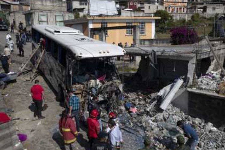 Suman 22 muertos tras accidente de autobús en Joquicingo, Edomex
