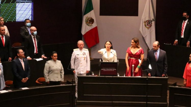 Indira Vizcaíno asume gubernatura de Colima