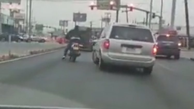 Conductor arrolla a motociclista en Monterrey
