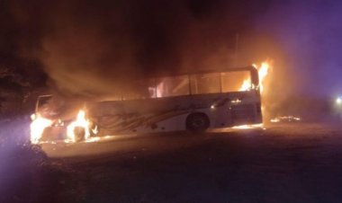 Asaltantes incendian autobús en Veracruz