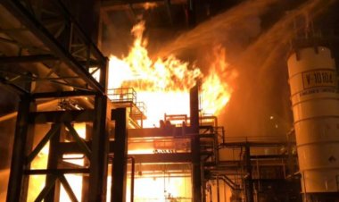Arde en llamas refinería Lázaro Cárdenas