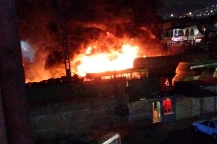 Se incendia depósito de llantas en Ecatepec