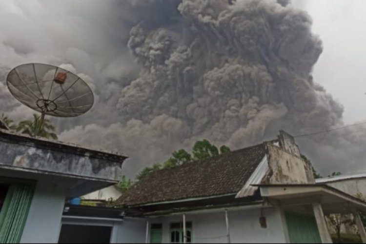 Volcán indonesio hace erupción y deja un muerto
