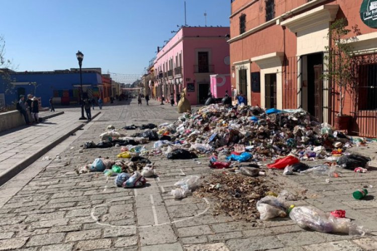 Arrojando basura, protestan trabajadores en Oaxaca