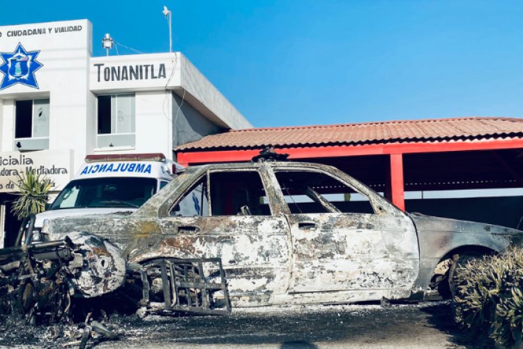 Queman vehículos oficiales en Tonatitla por corrupción