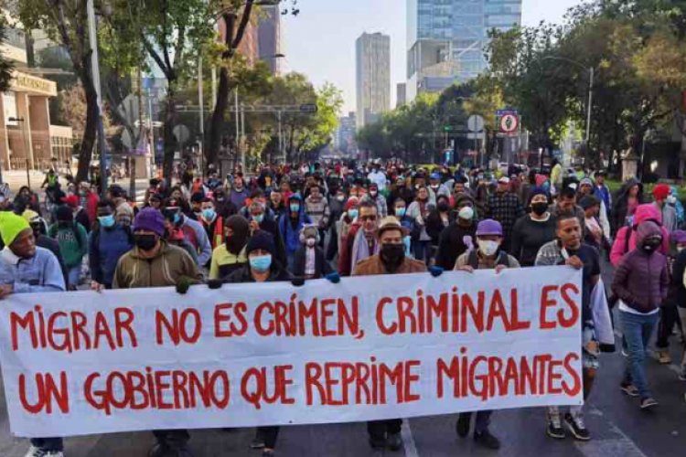 Caravana migrante avanza del Zócalo al Senado