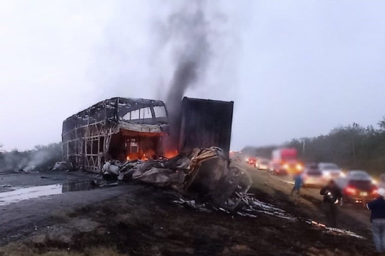 Choque en Tamaulipas deja cinco calcinados