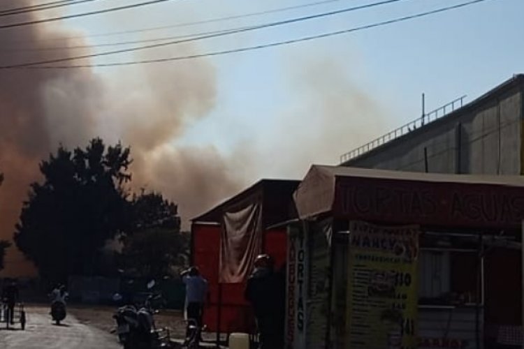 Fuerte incendio de pastizal en Chalco