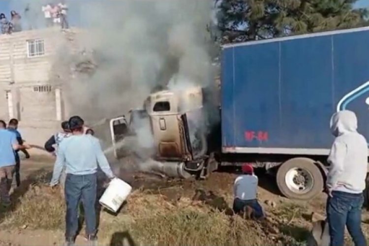 Tráiler se incendia en la México-Puebla