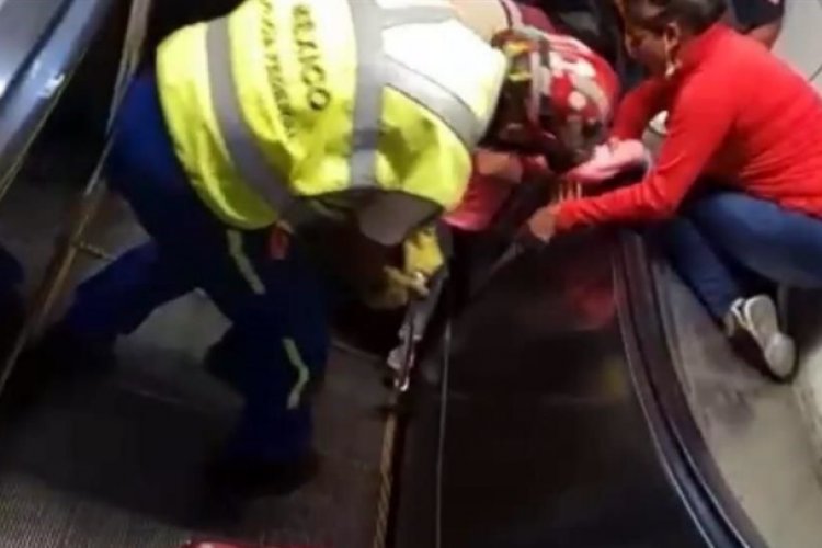 Video: Se atora pie de niña en escaleras del Metro Jamaica