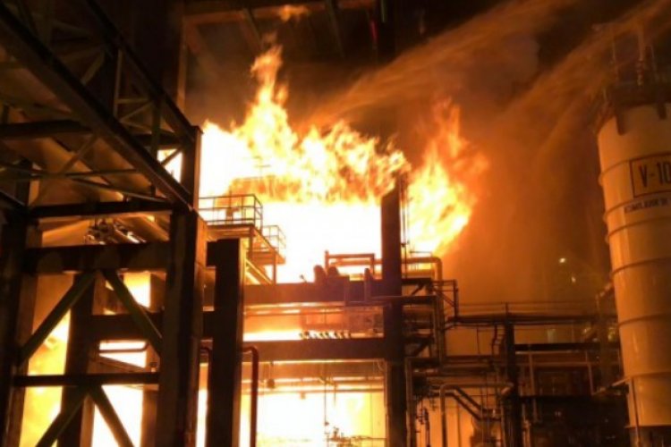 Arde en llamas refinería Lázaro Cárdenas