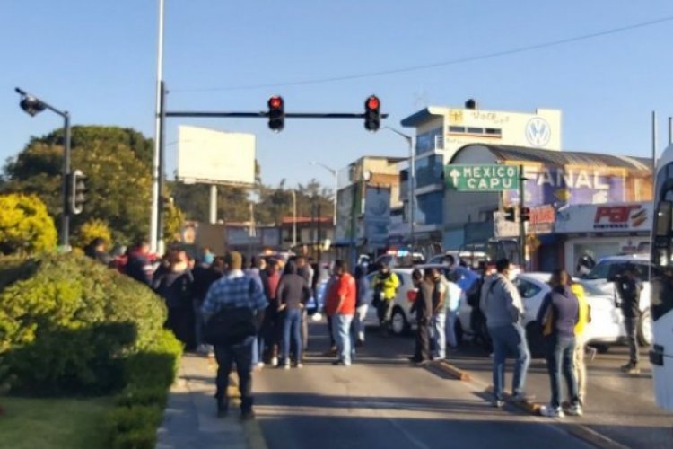 Riñen choferes de Uber y policías en Puebla