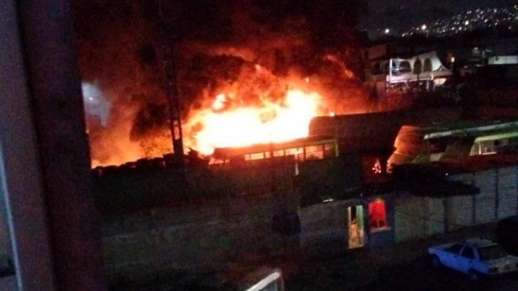 Se incendia depósito de llantas en Ecatepec