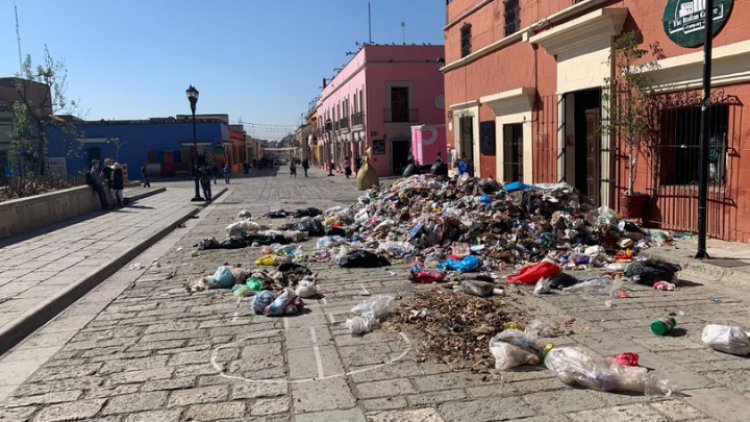 Arrojando basura, protestan trabajadores en Oaxaca